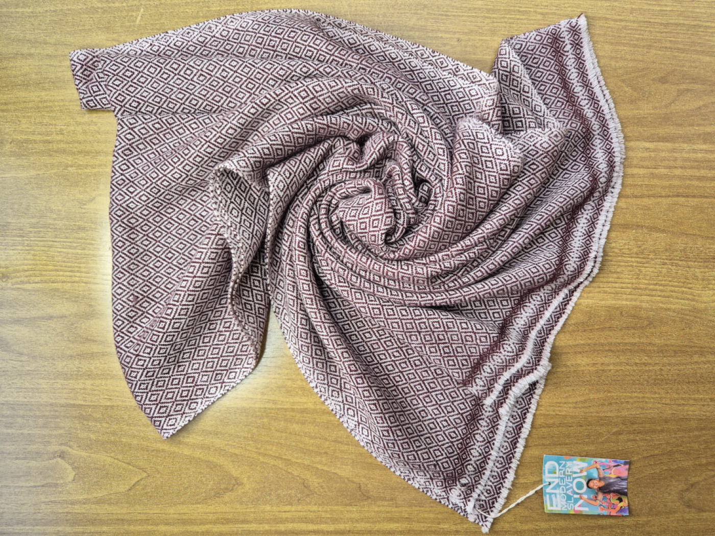 Handgewebter Stola in Terrakotta-Rot mit Rauten-Webmuster – LWH Nepal